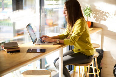 有吸引力的學(xué)生使用技術(shù)和無線連接進行演示