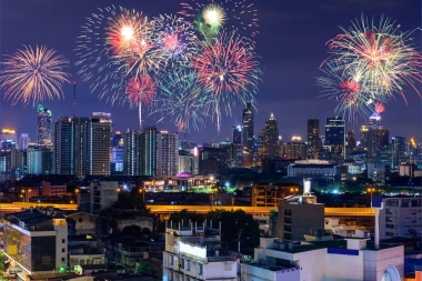 在城市的煙花圖片