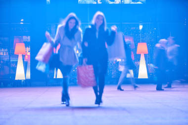 两个美丽的女孩在购物中心晚上