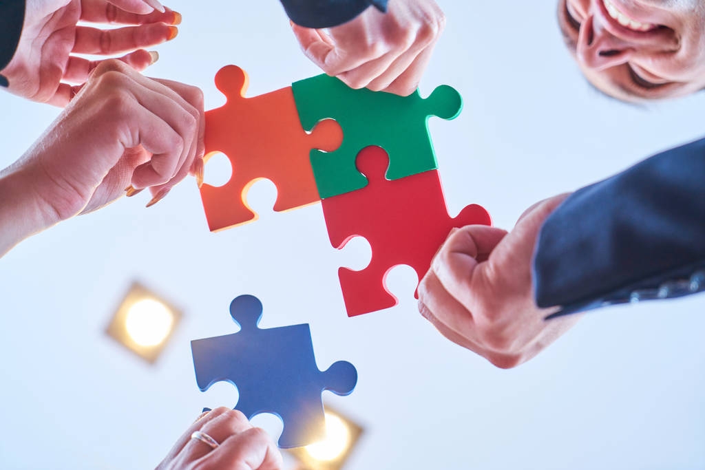 集团的业务人员组装拼图和代表团队支持和帮助概念在现代办公室 集团的业务人员组装拼图和代表团队支持和帮助概念在现代办公室