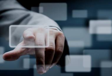 商人接觸虛擬屏幕上按下按鈕圖片