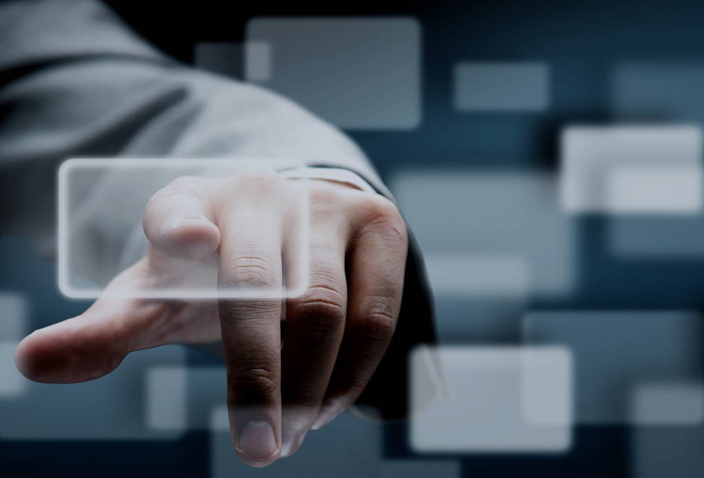 商人接触虚拟屏幕上按下按钮图片