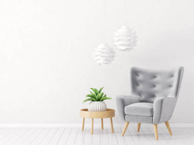 带扶手椅和台灯的起居室图片