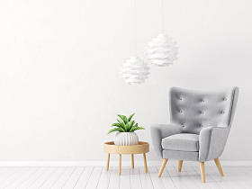 带扶手椅和台灯的起居室图片