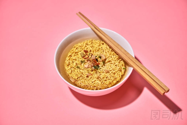 粉紅色背景碗方便面