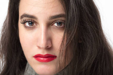 迷人的黑發(fā)女人化妝圖片