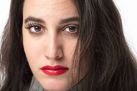 迷人的黑发女人化妆图片