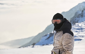 滑雪旅游人时在瑞士阿尔卑斯山日出登顶