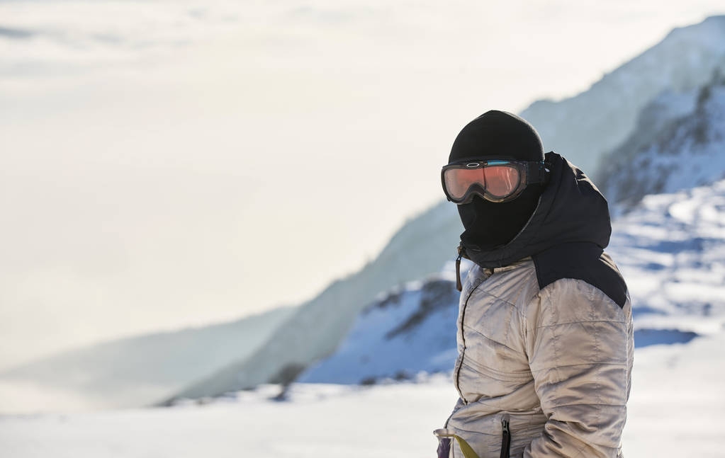 滑雪旅游人时在瑞士阿尔卑斯山日出登顶
