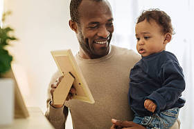 欢快的爸爸向他的儿子展示照片