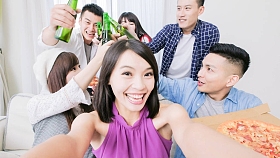 年轻人与啤酒 smiing 愉快地在党和采取自拍