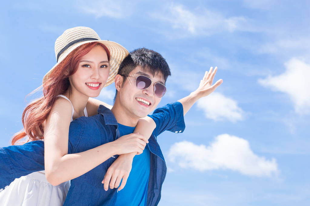 蓝天背景下的情侣感觉自由图片 蓝天背景下的情侣感觉自由图片