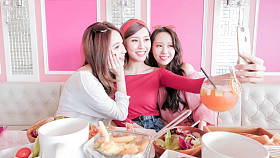 美妇女自拍照以餐厅图片