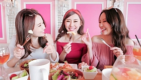 快乐的女人的朋友坐在餐厅聊天