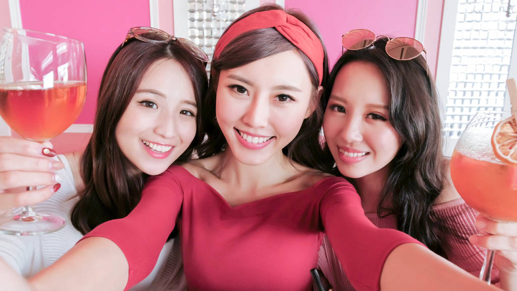 美妇女自拍照以餐厅图片