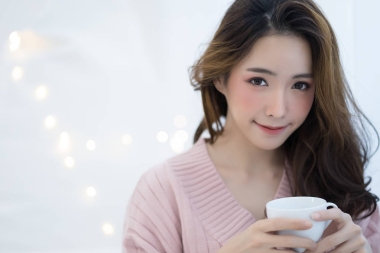 年輕微笑的亞洲婦女在溫暖針織手工 cl 肖像