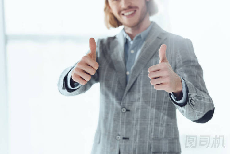 被裁剪的生意人的形象顯示豎起大拇指