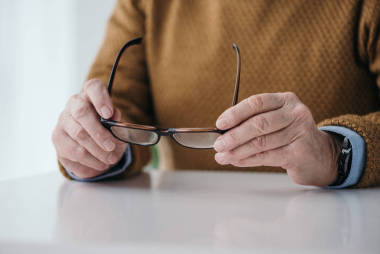 高级男士手持眼镜特写