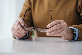 高级男士手持眼镜特写