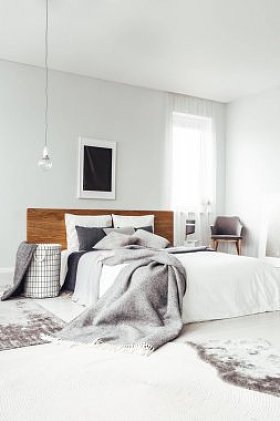 明亮卧室的黑色海报