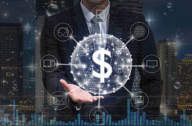 商人手拿着美元货币文本金融技术或 Fintech 连接与全方位渠道在现代大厦背景, 显示 cryptocurrency 或数字式金钱