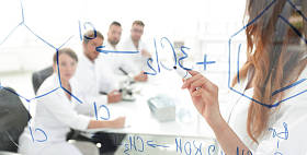 女科学家向同事作出报告图片