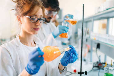 科学家在实验室工作