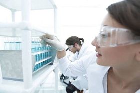 测试试管的少妇在实验室