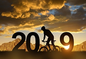 骑自行车的人在日落时的剪影。2019新年概念