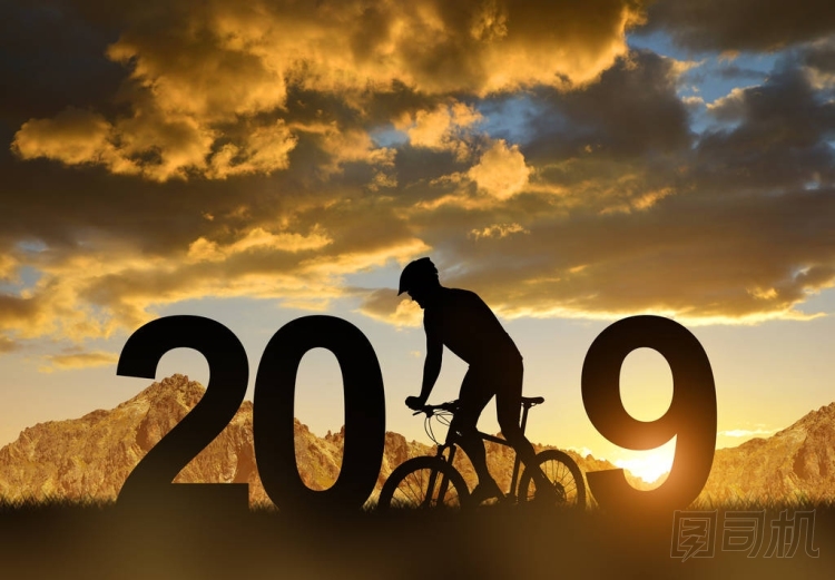 騎自行車的人在日落時的剪影。2019新年概念