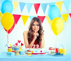 美丽的妇女与生日蛋糕做沈默姿