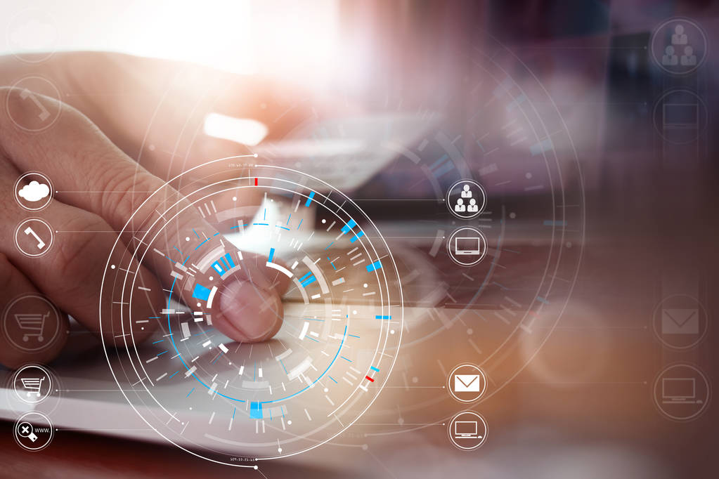 使用信用卡和膝上型计算机上木制的手的特写 使用信用卡和膝上型计算机上木制的手的特写