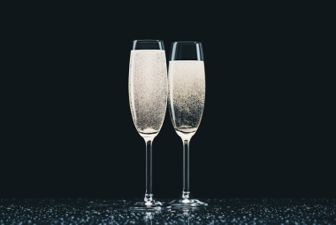 两杯香槟配上黑色桌上的水滴图片