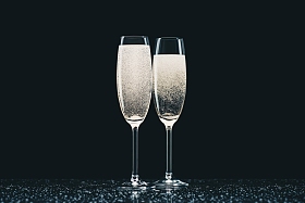 两杯香槟配上黑色桌上的水滴图片