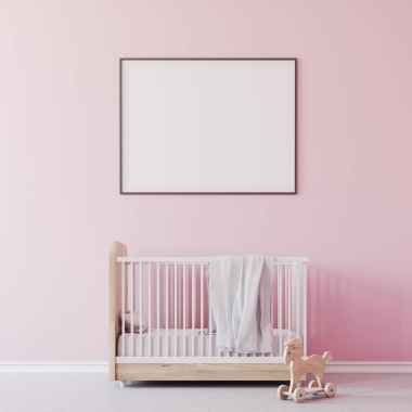 小女孩的房间, 摇篮和海报关闭