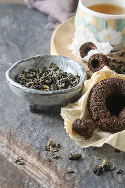 瓷器中國(guó)杯，鋼茶匙。黑色，綠色，普洱茶，學(xué)校