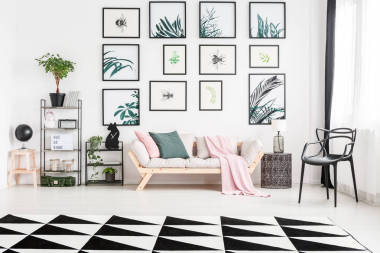 沙發(fā)上的粉紅色毯子圖片