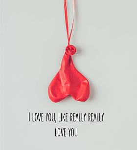 顶部视图的放气气球在丝带与文本我爱你喜欢真的真的爱你孤立在白色