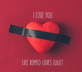 顶部看红心下绝缘磁带与字我爱你像罗密欧喜欢朱丽叶在红色