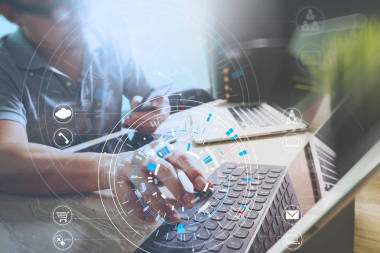 使用智能手机和数字选项卡上的商人的特写