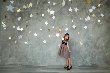 明星背景下的快樂女孩肖像圖片