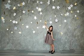 明星背景下的快乐女孩肖像图片