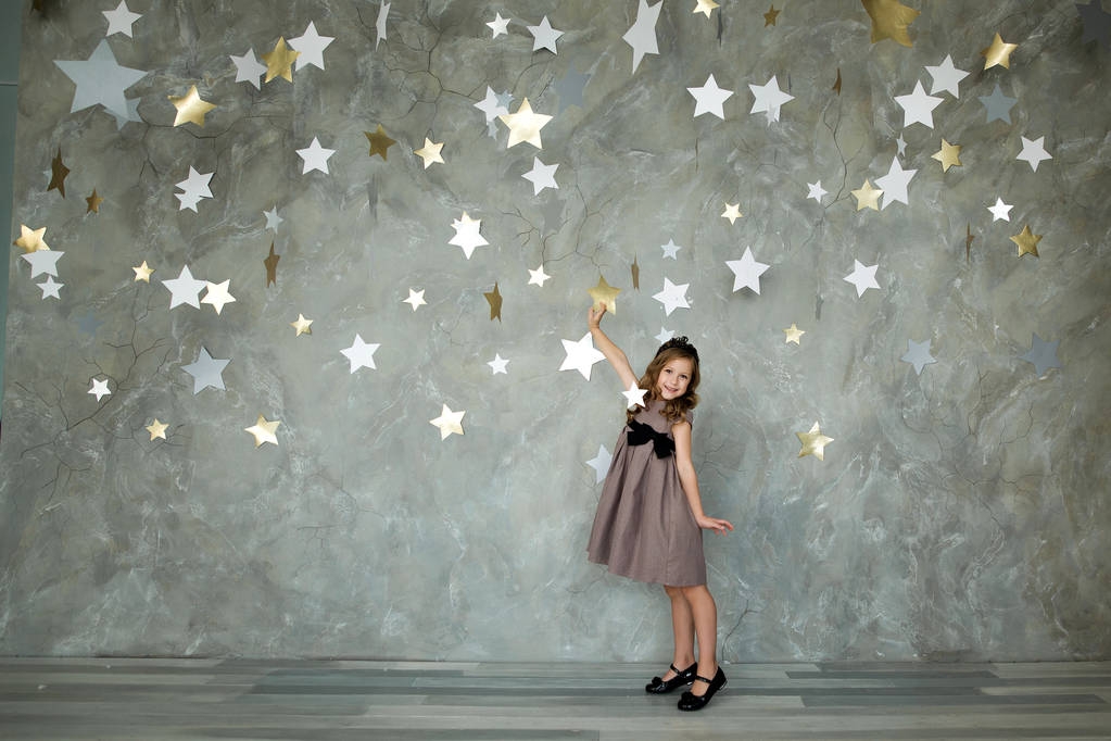 明星背景下的快乐女孩肖像图片 明星背景下的快乐女孩肖像图片