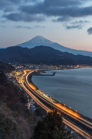 冬季用長(zhǎng)時(shí)間曝光的東名高速公路在駿河灣，清水正孝鎮(zhèn)，靜岡縣的富士山