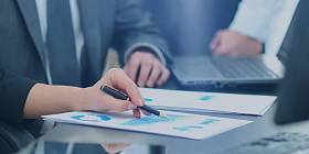 集团的业务在办公室里工作的人