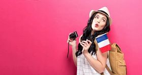 手持意大利国旗相机的年轻女子