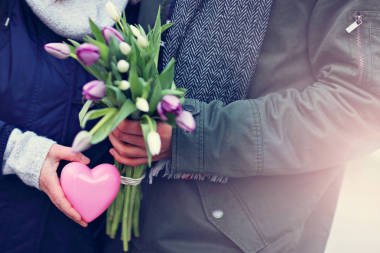 約會(huì)在這個(gè)城市的年輕夫婦圖片