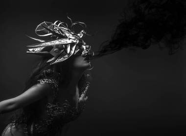 女王, 黑煙, 黑色的女人穿著哥特風(fēng)格的禮服, 金色的線(xiàn)程和面具與頭骨