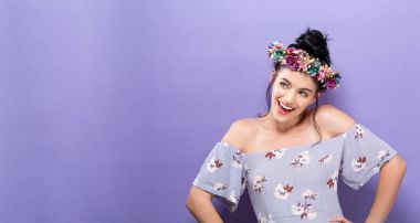 美麗的年輕女子用花環(huán)圖片