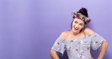 美麗的年輕女子用花環(huán)圖片